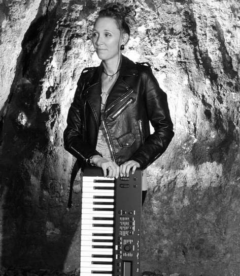 Daniëlla, toetseniste van Taking Cover coverband uit Zuid-Limburg