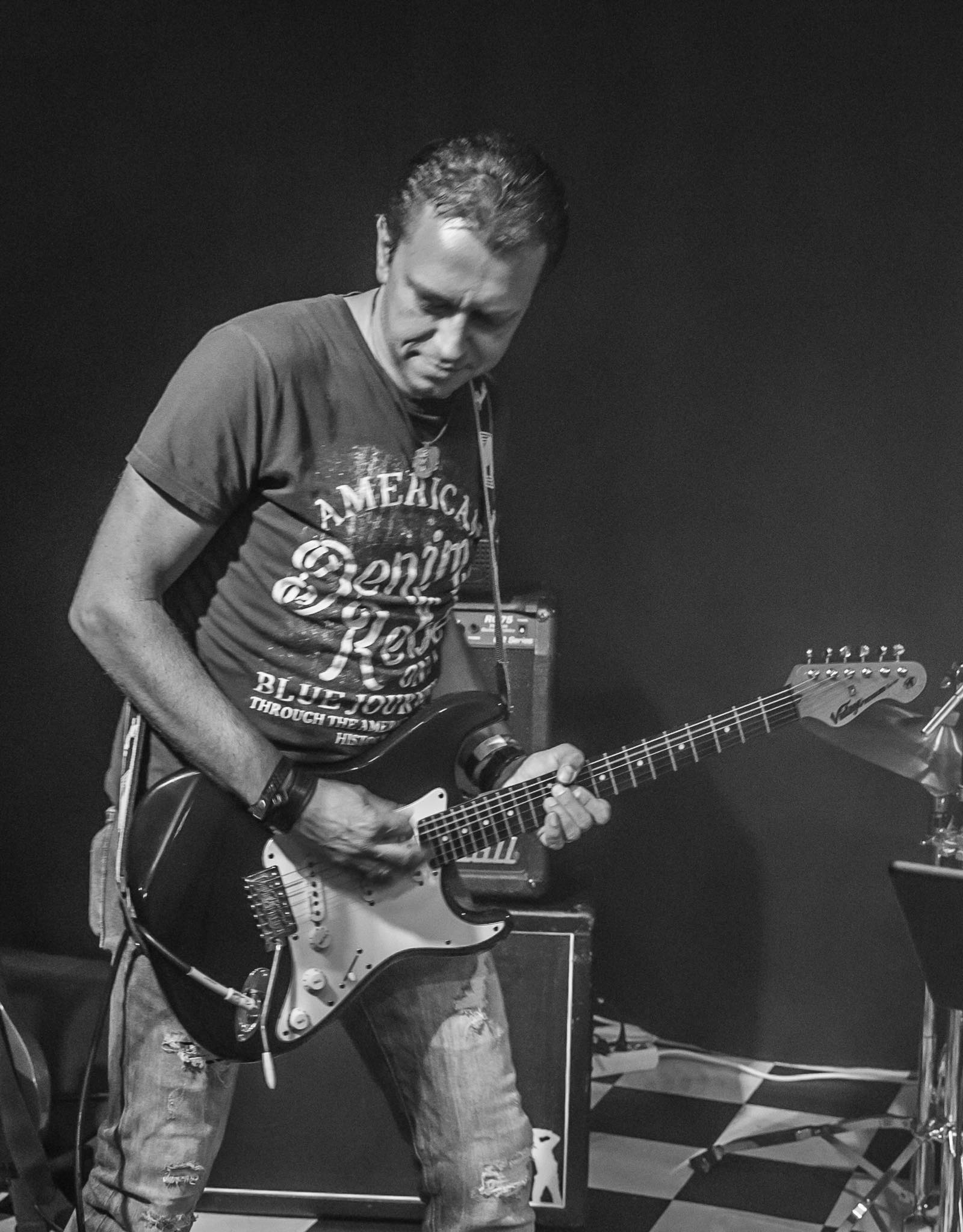 Egied, gitarist van Taking Cover coverband uit Zuid-Limburg