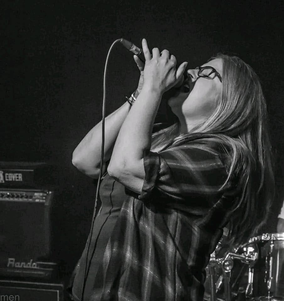 Maartje, zangeres van Taking Cover coverband uit Zuid-Limburg