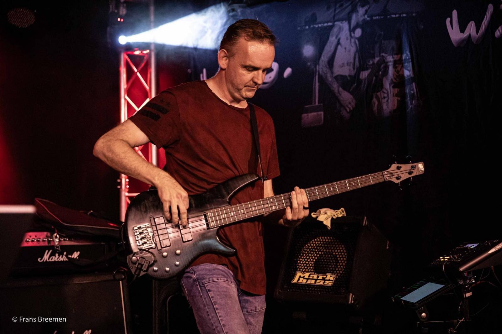 Patrick, basgitarist van Taking Cover coverband uit Zuid-Limburg